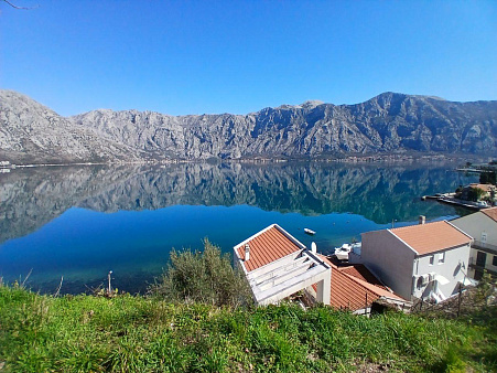 Zum Verkauf: Baugrundstück in erster Meereslinie in Stoliv, Kotor – 2.200 m²